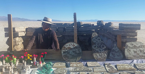 woman selling artsanias in las salinas argentina